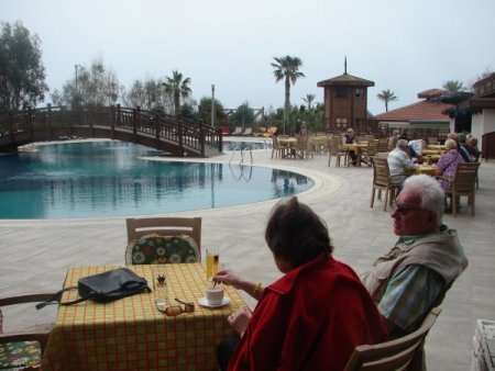 Yüksek gelire sahip yaşlı Rus turistler kışı geçirmek için Antalya'ya geliyor