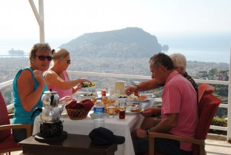 Yüksek gelire sahip yaşlı Rus turistler kışı geçirmek için Antalya'ya geliyor