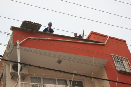 Yüksek Gerilim Hattına Kapılan 2 Kişi Ağır Yaralandı
