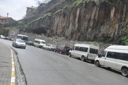 Yüksek Kesimlerden Kopan Kayalar, Vatandaşları Korkutuyor