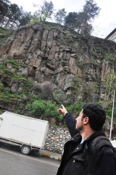 Yüksek Kesimlerden Kopan Kayalar, Vatandaşları Korkutuyor
