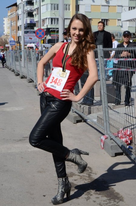 Yüksek topuklu ayakkabılarla koştular