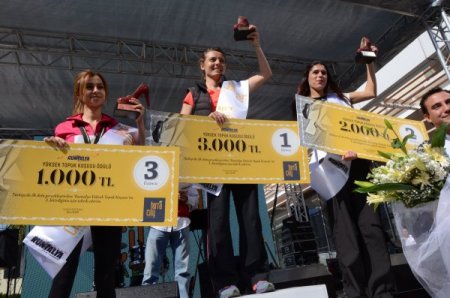 Yüksek topuklu ayakkabılarla koştular