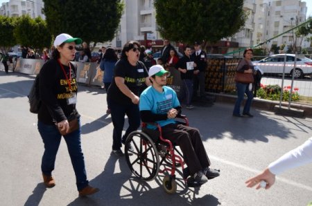 Yüksek topuklu ayakkabılarla koştular