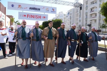 Yüksek topuklu ayakkabılarla koştular