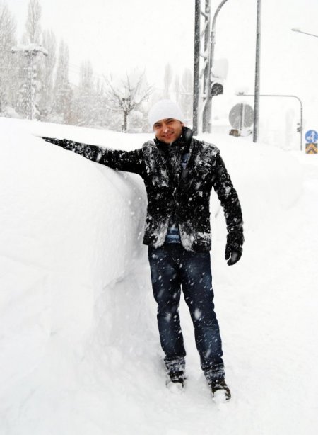 Yüksekova'da, kar insan boyunu aştı