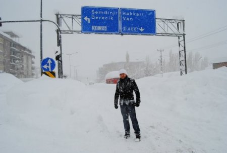 Yüksekova'da, kar insan boyunu aştı