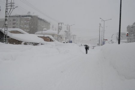 Yüksekova'da, kar insan boyunu aştı