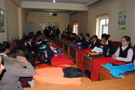 Yüksekova´da 120 kız öğrenciye spor malzemesi dağıtıldı