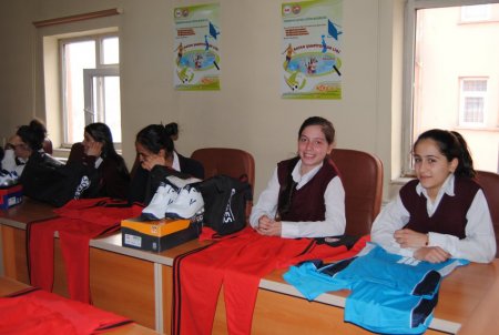 Yüksekova´da 120 kız öğrenciye spor malzemesi dağıtıldı