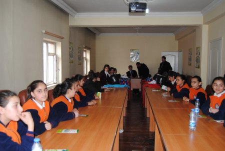 Yüksekova´da 120 kız öğrenciye spor malzemesi dağıtıldı