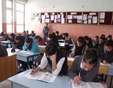Yüksekova'da 19 Bin Öğrenci Deneme Sınavına Katıldı