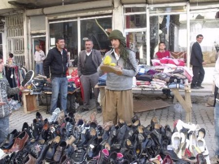 Yüksekova'da Bayram Pazarında Alışveriş Heyecanı