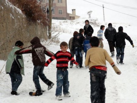 Yüksekovada Çocuklar Bidonlarda Kayarak Karın Tadını Çıkarıyor