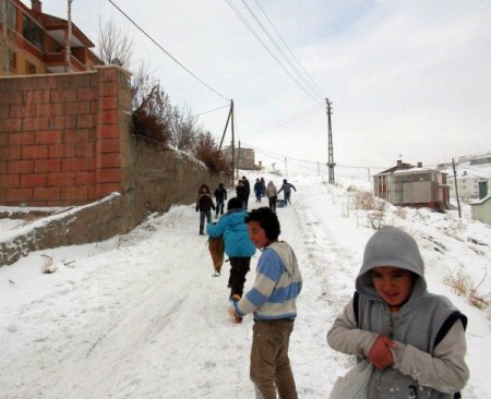 Yüksekovada Çocuklar Bidonlarda Kayarak Karın Tadını Çıkarıyor