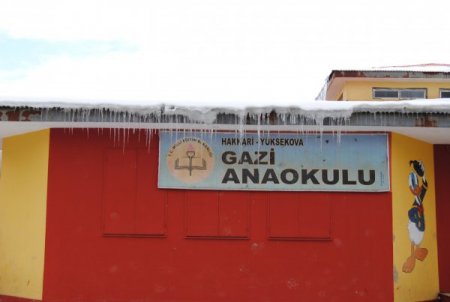 Yüksekova'da okul yakılmasına demir pencereli çözüm