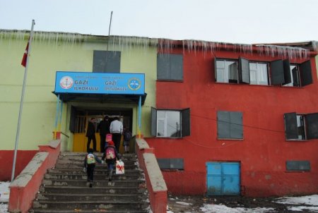 Yüksekova'da okul yakılmasına demir pencereli çözüm