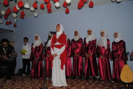 Yüksekova'da Peygamber sevgisi 4 dilde gönülleri coşturdu