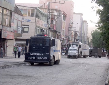 Yüksekova'da Polisleri Araç İçinde Yakmak İstediler