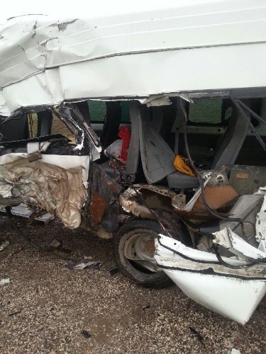 Yüksekova'da TIR ile minibüs çarpıştı: 3 ölü, 11 yaralı
