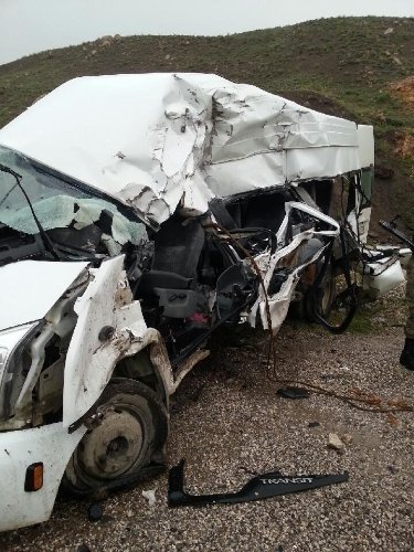 Yüksekova'da TIR ile minibüs çarpıştı: 3 ölü, 11 yaralı