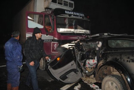 Yüksekova'da zincirleme trafik kazası : 2 ölü, 4 yaralı