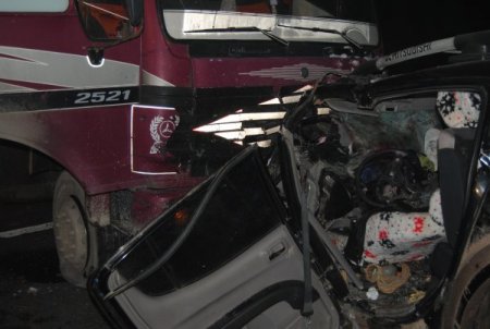 Yüksekova'da zincirleme trafik kazası : 2 ölü, 4 yaralı