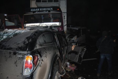 Yüksekova'da zincirleme trafik kazası : 2 ölü, 4 yaralı