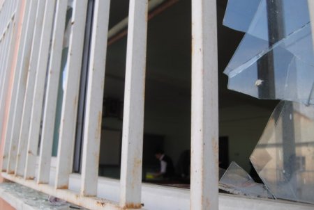 Yüksekovalı öğrencilerden terör örgütüne tepki: Camsız sınıfta eğitime devam