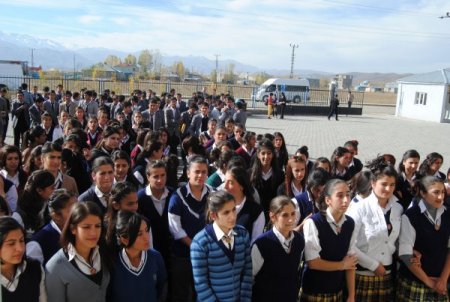 Yüksekovalı öğrencilerden terör örgütüne tepki: Camsız sınıfta eğitime devam