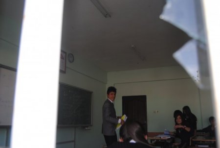 Yüksekovalı öğrencilerden terör örgütüne tepki: Camsız sınıfta eğitime devam