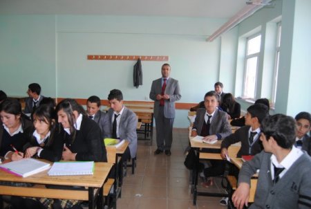 Yüksekovalı öğrencilerden terör örgütüne tepki: Camsız sınıfta eğitime devam