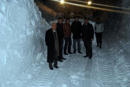 Yüksekova'nın köy yolları 5 metre yüksekliğindeki karla kapandı