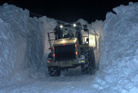 Yüksekova'nın köy yolları 5 metre yüksekliğindeki karla kapandı