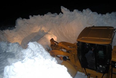 Yüksekova'nın köy yolları 5 metre yüksekliğindeki karla kapandı