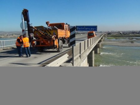 Yükselen su nedeniyle köprünün yaklaşım dolgusu çöktü