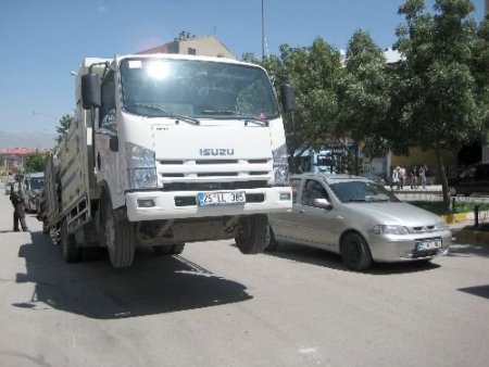 Yükü Kayan Kamyon, Kırmızı Işıkta 'şaha Kalktı'