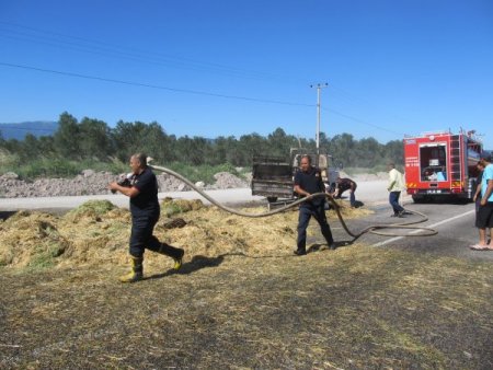 Yükü Yanan Kamyonetten Düşen Samanlar Mandalin Bahçesini Yaktı