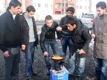 Yumurtalı Eylemleri Yumurta Pişirip Dağıtarak Protesto Ettiler