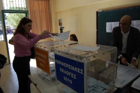 Yunan Halkı, Sandık Yerine Kafeteryada Sohbeti Tercih Etti