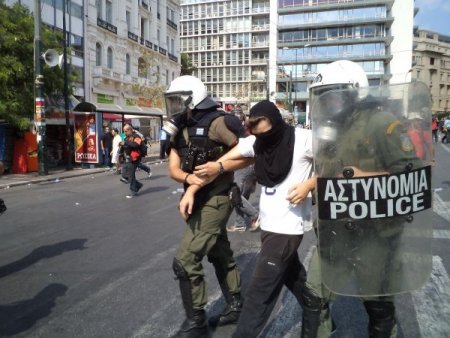 Yunan Hükümeti, Atina'da Olaylı Gösterilerle Protesto Edildi