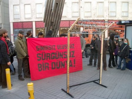 Yunanistan'a 'tel Örgülü' Protesto