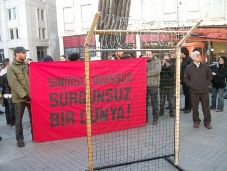 Yunanistan'a 'tel Örgülü' Protesto