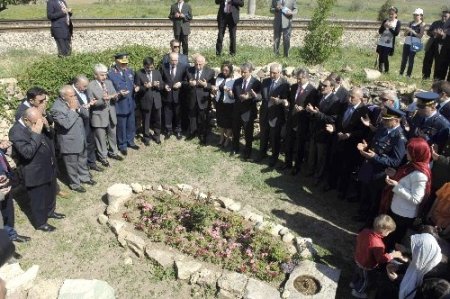 Yunus Emre, kabri başında dualarla anıldı