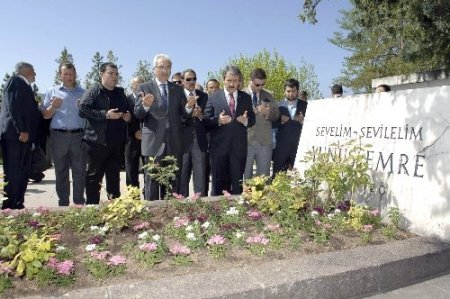 Yunus Emre, kabri başında dualarla anıldı