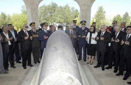 Yunus Emre, kabri başında dualarla anıldı