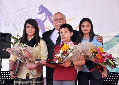 Yunus Emre, kabri başında dualarla anıldı