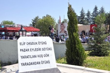 Yunus Emre, kabri başında dualarla anıldı