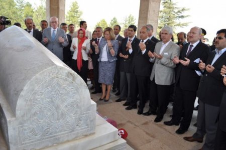 Yunus Emre, Kabri Başında ‘güzel Söz’ler İle Anıldı