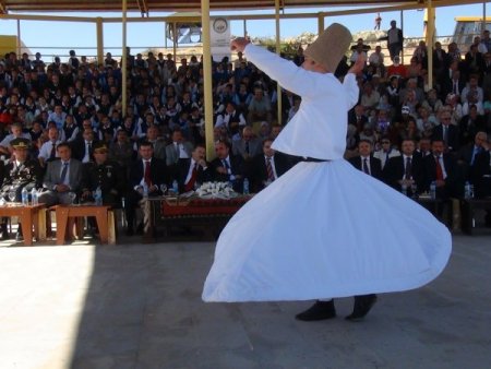 'Yunus Emre’nin Hak ve halk sevgisi yüklü mesajları yürekleri rahatlatıyor'